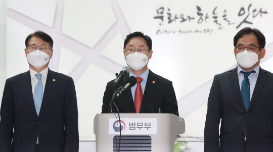 박범계 법무부 장관이 26일 인천국제공항에서 아프간 현지 조력자 및 가족들 한국 이송 관련 브리핑을 하고 있다.  연합뉴스